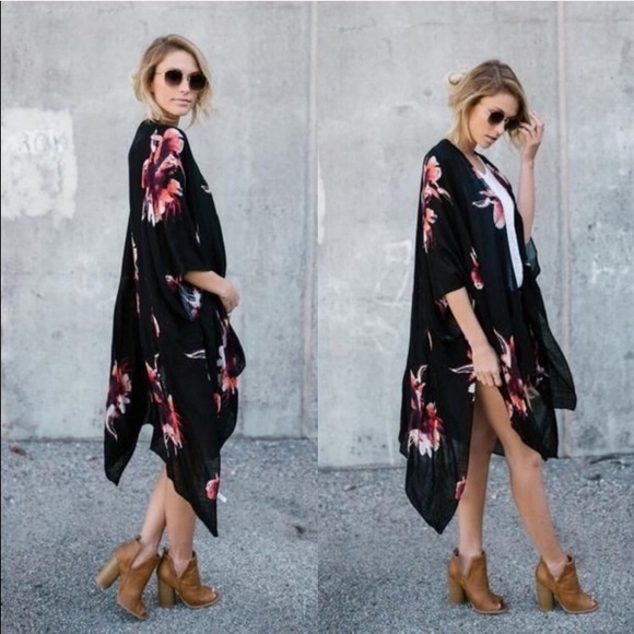 Accessories - NWT🤩 black floral kimono